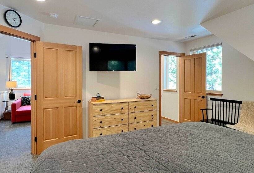 Modern Beaver Valley Cabin W/ Hot Tub & Games!