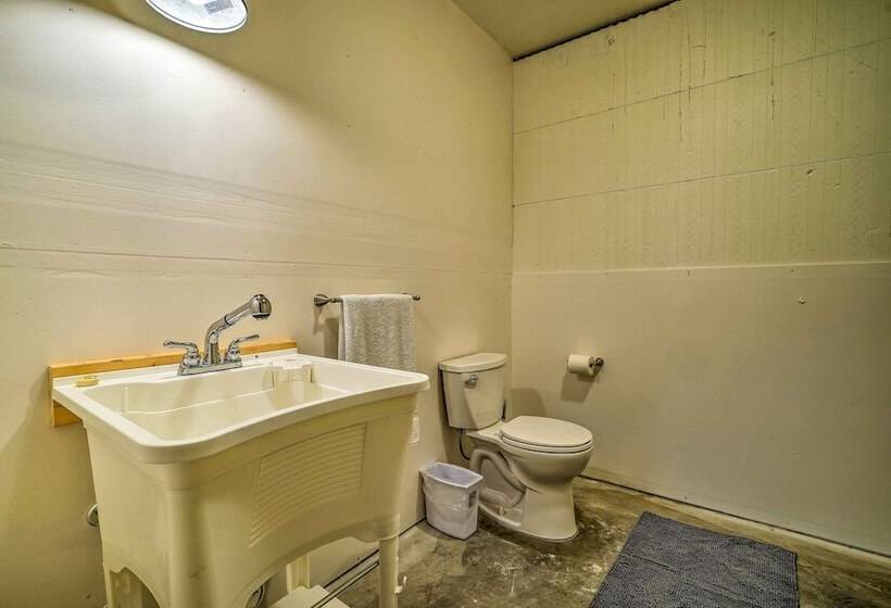 Modern Beaver Valley Cabin W/ Hot Tub & Games!