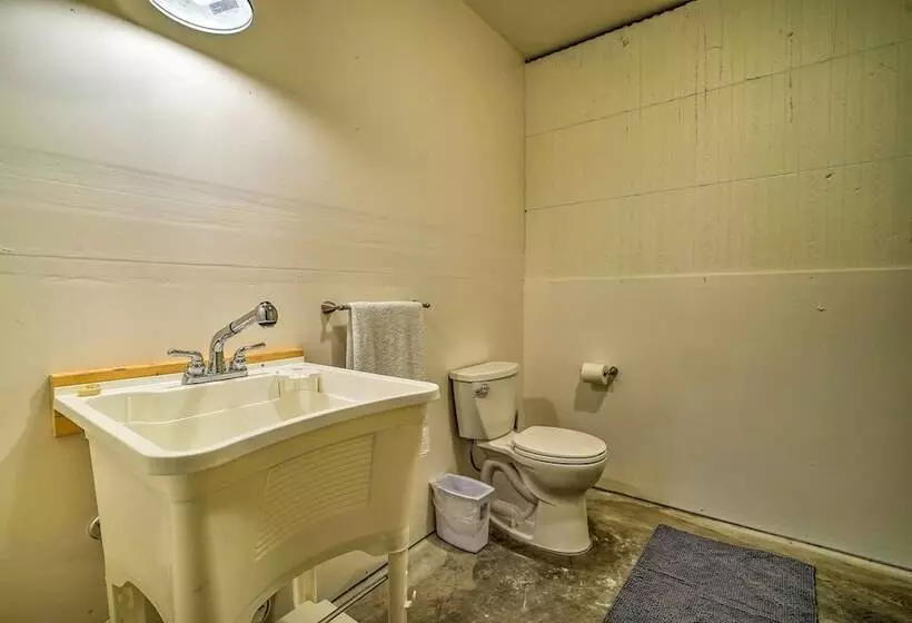 Modern Beaver Valley Cabin W/ Hot Tub & Games!