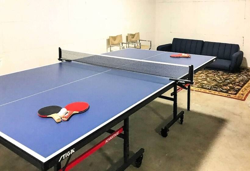 Modern Beaver Valley Cabin W/ Hot Tub & Games!