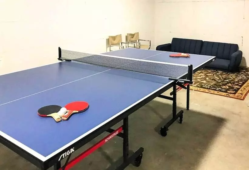 Modern Beaver Valley Cabin W/ Hot Tub & Games!