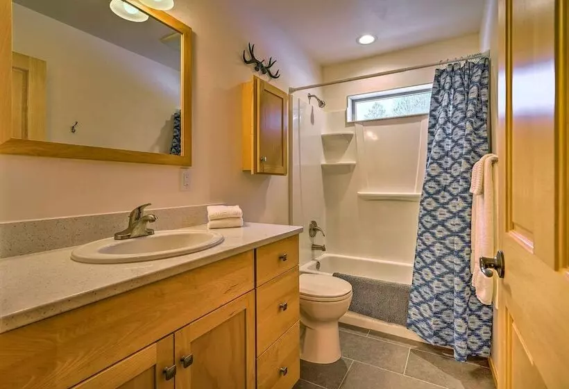 Modern Beaver Valley Cabin W/ Hot Tub & Games!