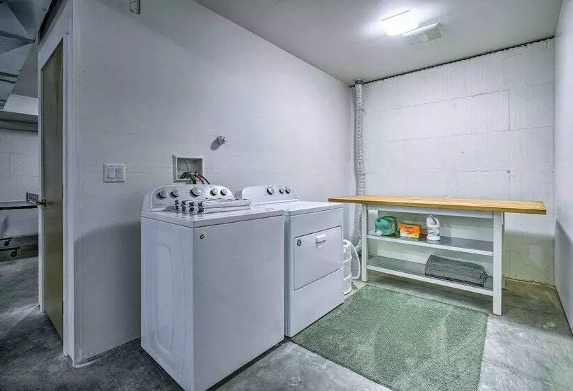 Modern Beaver Valley Cabin W/ Hot Tub & Games!