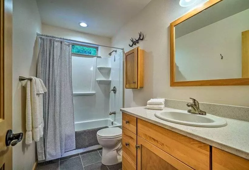 Modern Beaver Valley Cabin W/ Hot Tub & Games!