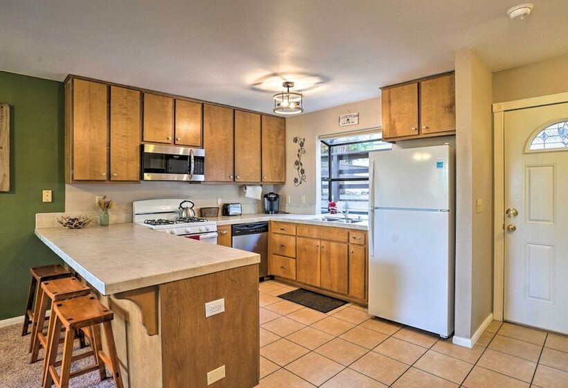 Mountain Escape W/ Views, 3 Mi To Lake Arrowhead