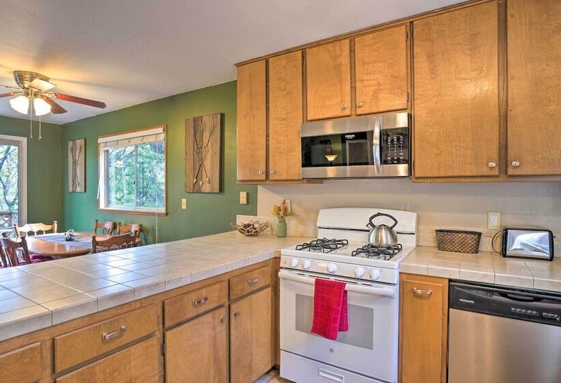 Mountain Escape W/ Views, 3 Mi To Lake Arrowhead