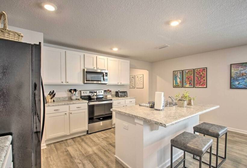 Musical Pensacola Home W/ Fire Pit + Grill!