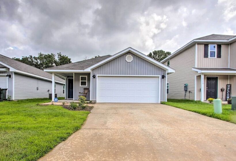 Musical Pensacola Home W/ Fire Pit + Grill!