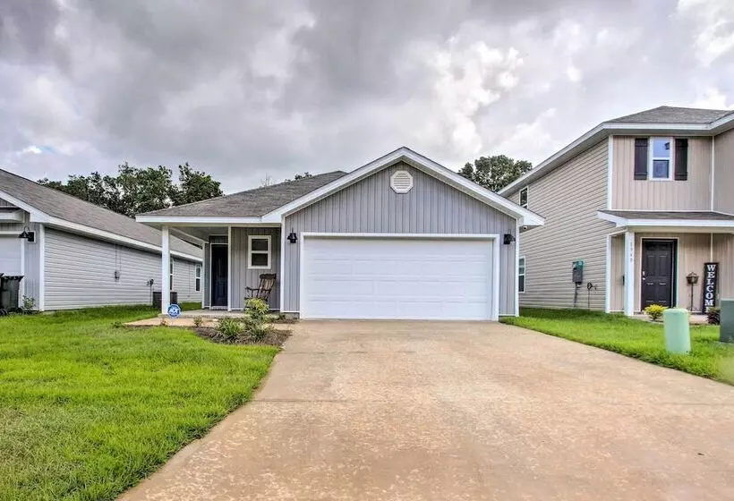 Musical Pensacola Home W/ Fire Pit + Grill!