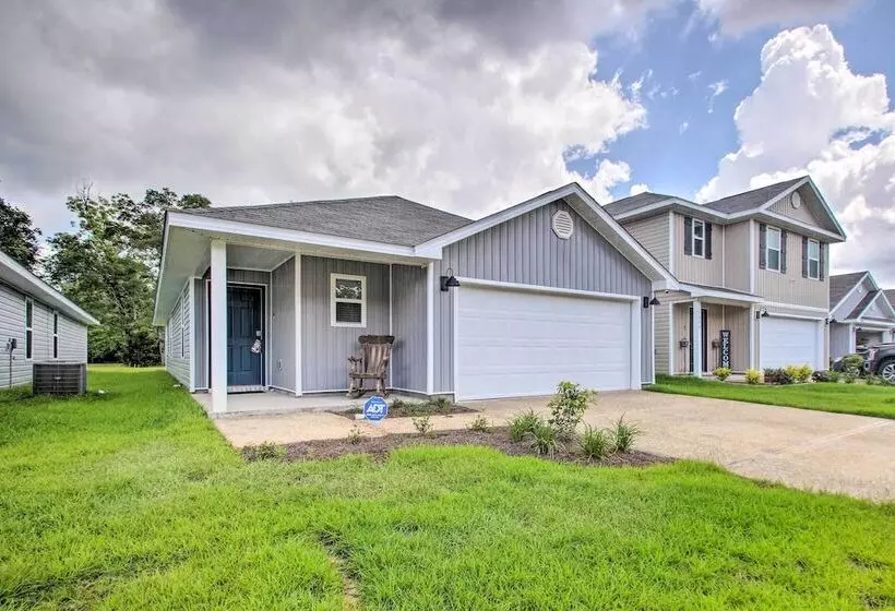 Musical Pensacola Home W/ Fire Pit + Grill!