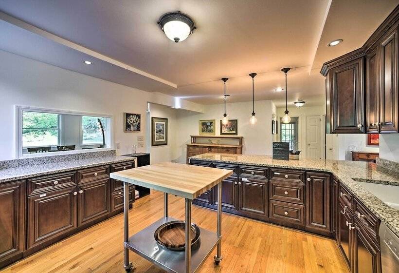 Peaceful Family Home W/ Fire Pit & Large Yard