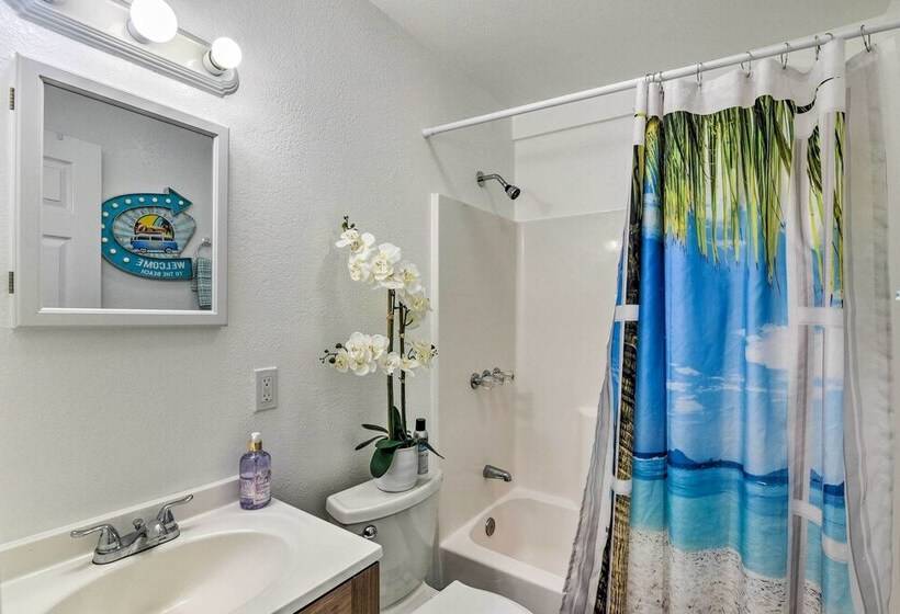 Galveston Retreat W/ Backyard & Patio!