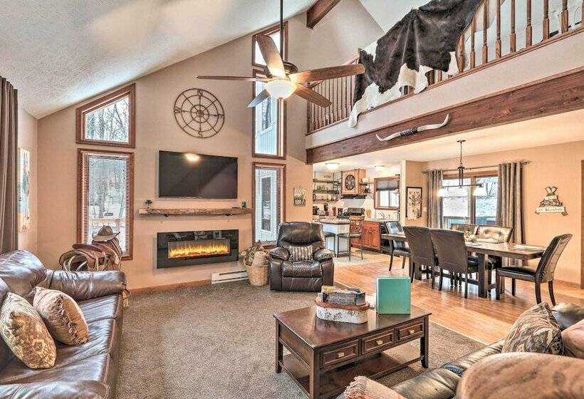 Pocono Mountains Retreat W/ Pool Table & Hot Tub!