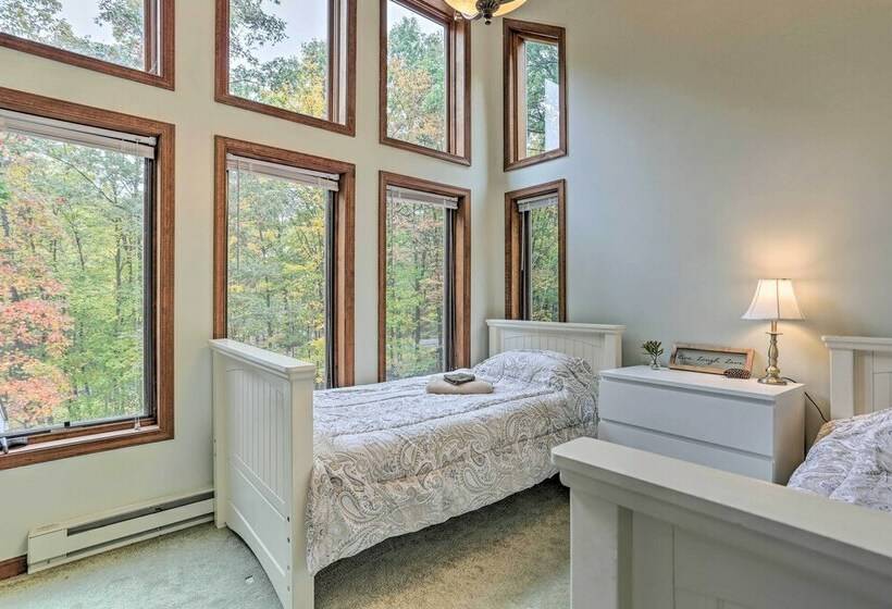 Pocono Mountains Retreat W/ Pool Table & Hot Tub!