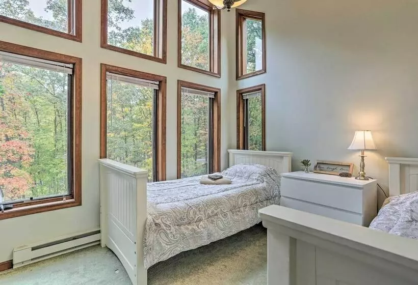 Pocono Mountains Retreat W/ Pool Table & Hot Tub!