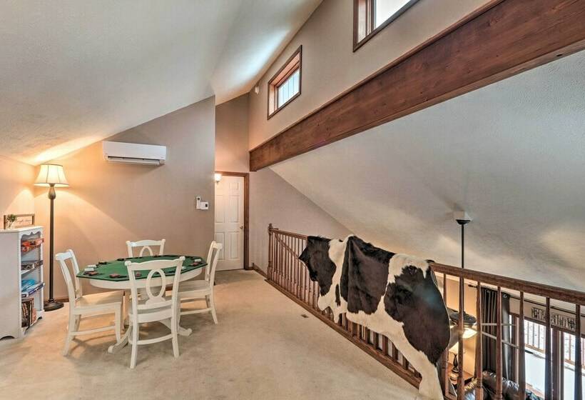 Pocono Mountains Retreat W/ Pool Table & Hot Tub!