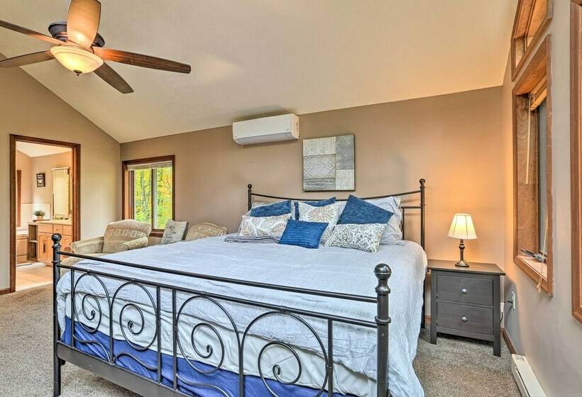 Pocono Mountains Retreat W/ Pool Table & Hot Tub!