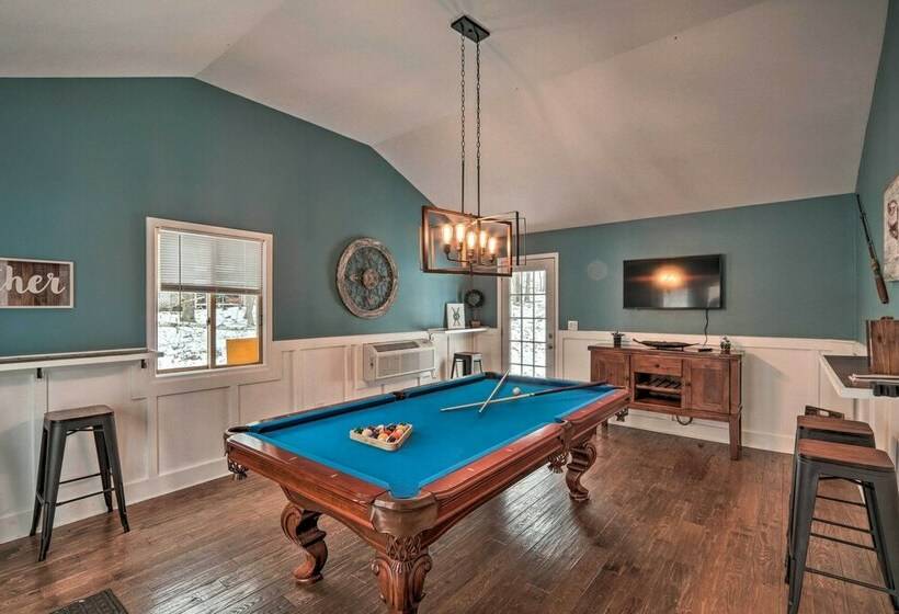 Pocono Mountains Retreat W/ Pool Table & Hot Tub!