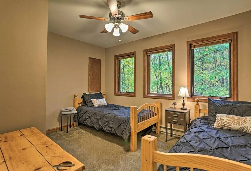 Pocono Mountains Retreat W/ Pool Table & Hot Tub!