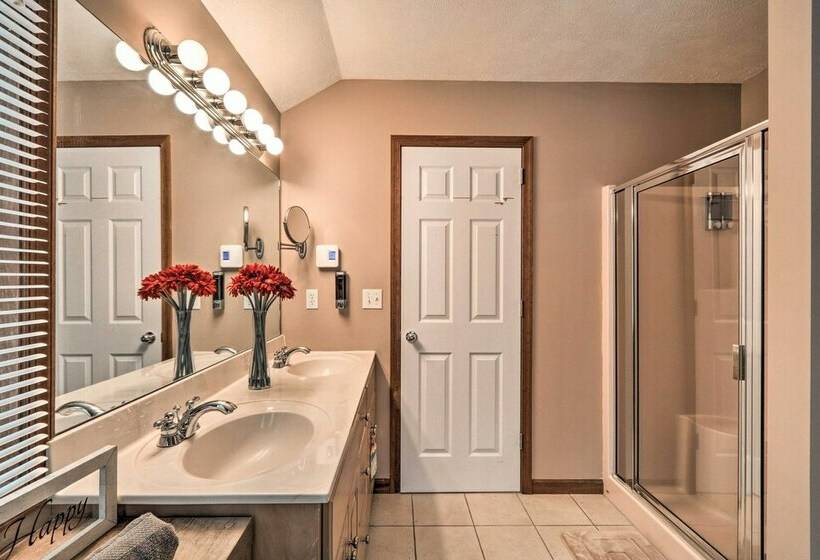 Pocono Mountains Retreat W/ Pool Table & Hot Tub!