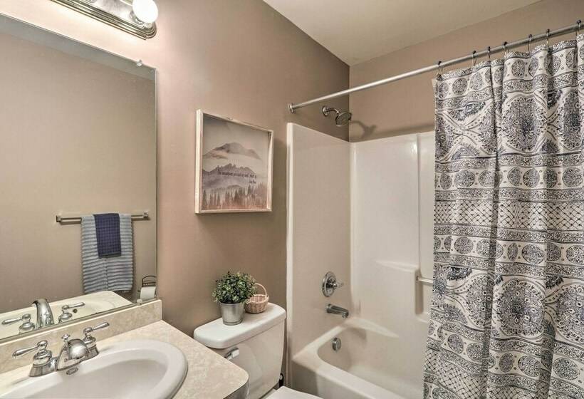 Pocono Mountains Retreat W/ Pool Table & Hot Tub!