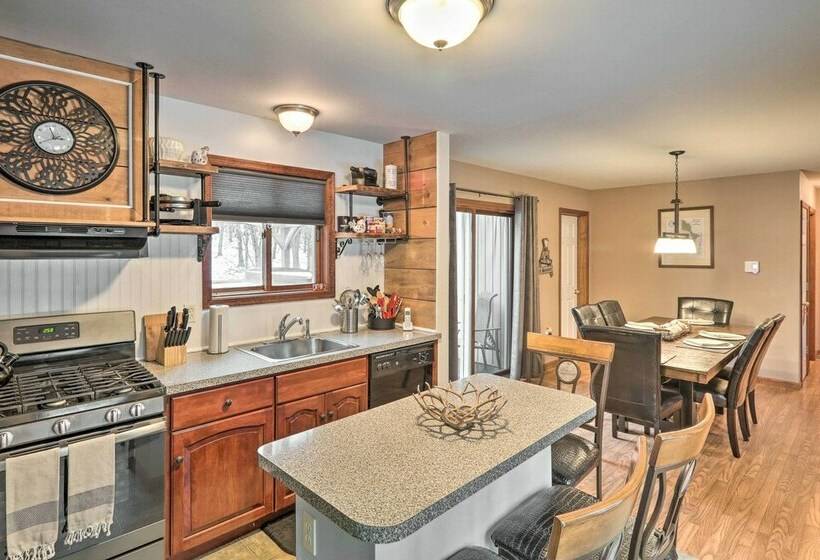 Pocono Mountains Retreat W/ Pool Table & Hot Tub!