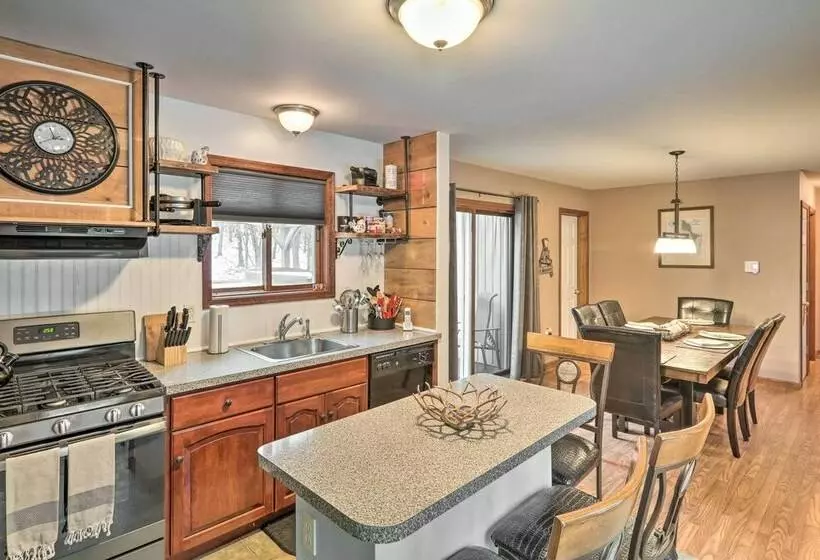 Pocono Mountains Retreat W/ Pool Table & Hot Tub!