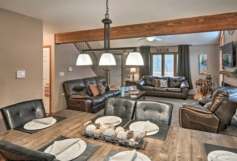 Pocono Mountains Retreat W/ Pool Table & Hot Tub!