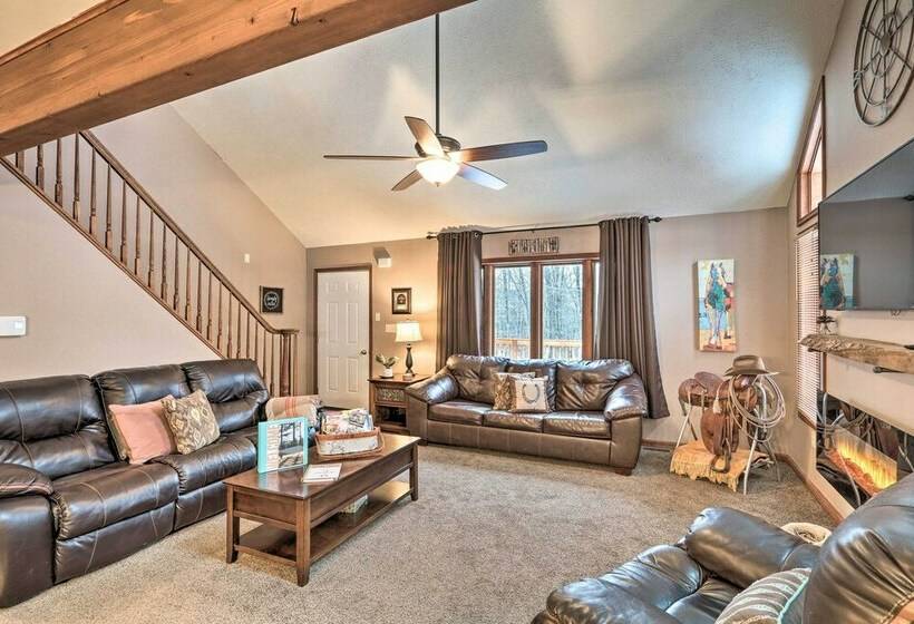 Pocono Mountains Retreat W/ Pool Table & Hot Tub!