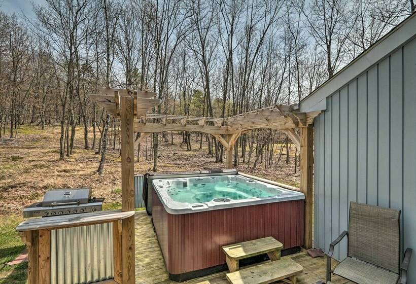 Pocono Mountains Retreat W/ Pool Table & Hot Tub!
