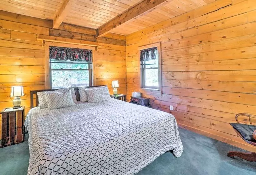 Adorable Black Hawk Mountain Log Cabin: Fire Pit