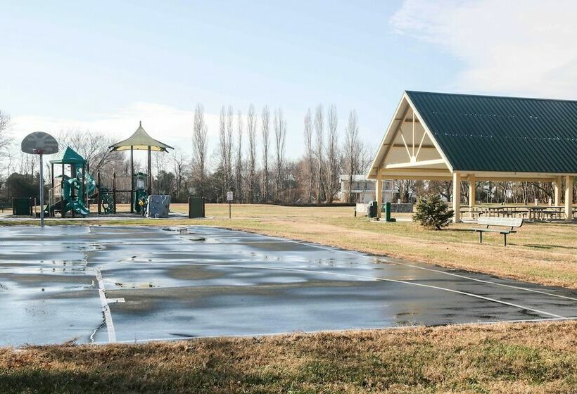 St. Michaels Area Cottage  Walk To Water & Marina