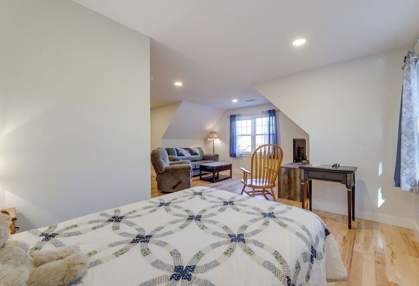 Sun Dappled Retreat   Walk To Wickaboag Lake!