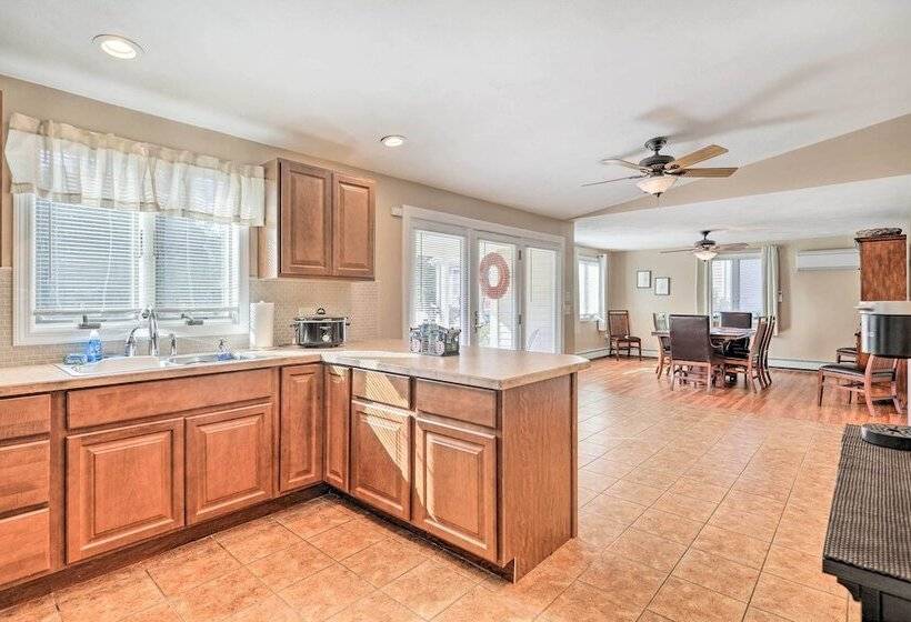 Tranquil Swansea Retreat W/ Fire Pit & Grill!