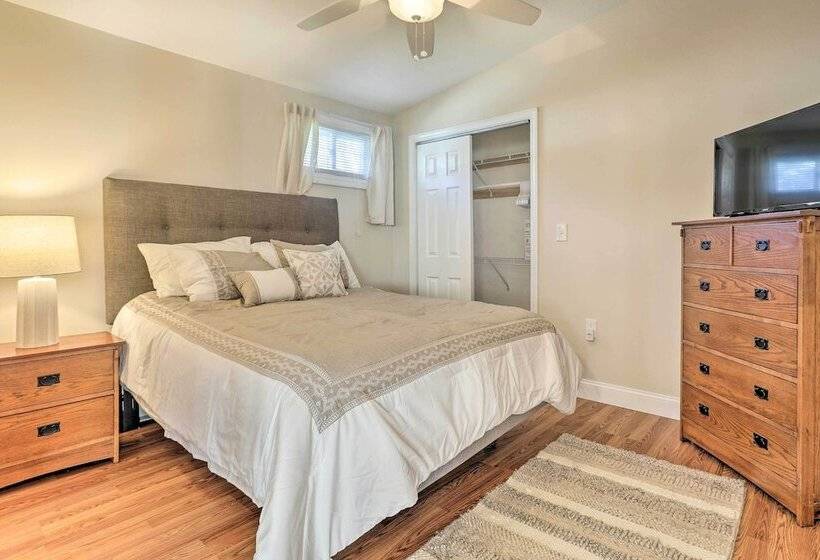 Tranquil Swansea Retreat W/ Fire Pit & Grill!