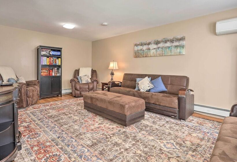 Tranquil Swansea Retreat W/ Fire Pit & Grill!