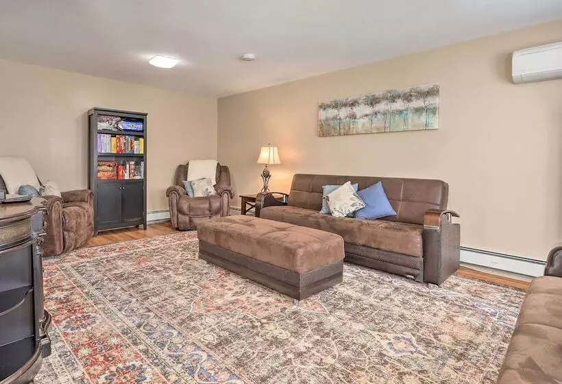 Tranquil Swansea Retreat W/ Fire Pit & Grill!