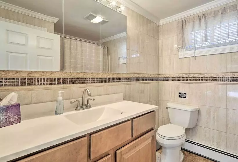 Tranquil Swansea Retreat W/ Fire Pit & Grill!