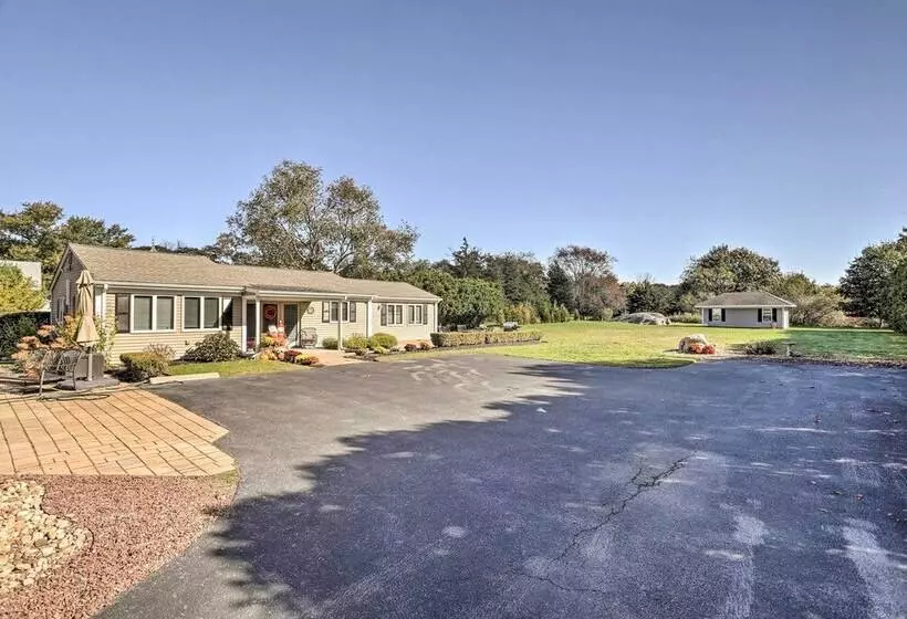 Tranquil Swansea Retreat W/ Fire Pit & Grill!