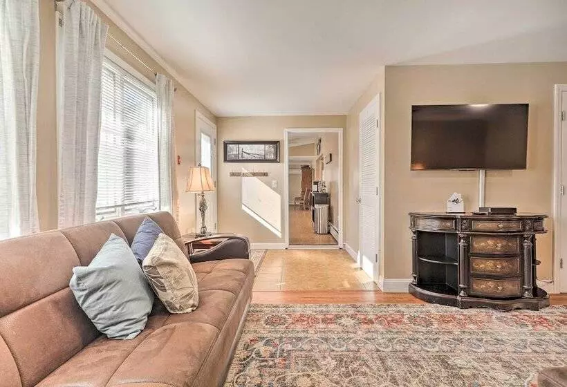 Tranquil Swansea Retreat W/ Fire Pit & Grill!