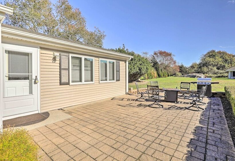 Tranquil Swansea Retreat W/ Fire Pit & Grill!