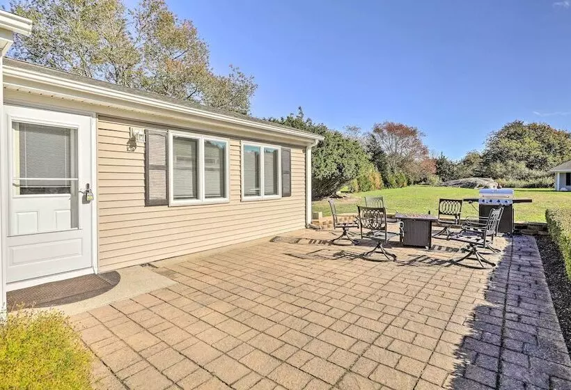 Tranquil Swansea Retreat W/ Fire Pit & Grill!