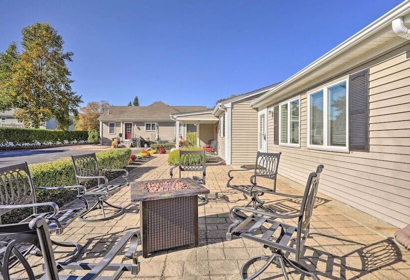 Tranquil Swansea Retreat W/ Fire Pit & Grill!