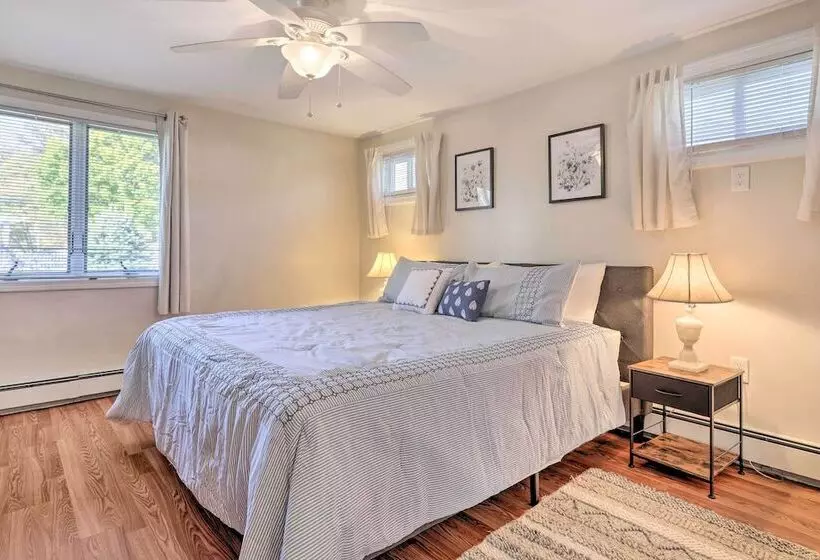 Tranquil Swansea Retreat W/ Fire Pit & Grill!