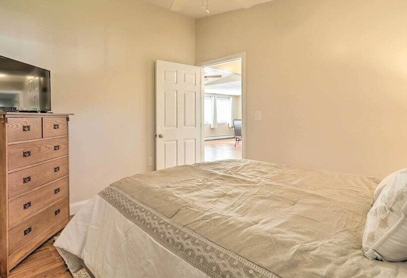 Tranquil Swansea Retreat W/ Fire Pit & Grill!