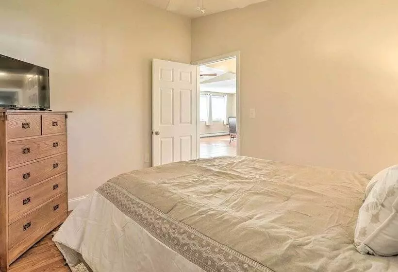 Tranquil Swansea Retreat W/ Fire Pit & Grill!