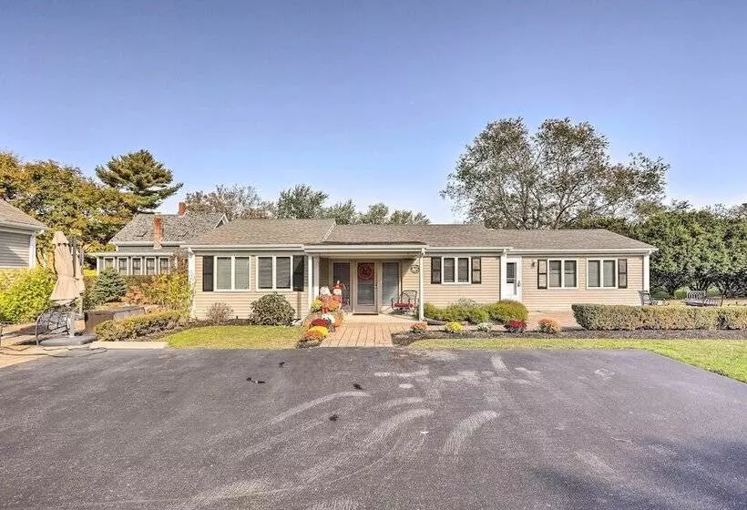 Tranquil Swansea Retreat W/ Fire Pit & Grill!