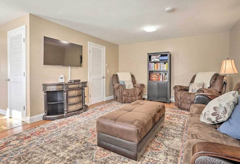 Tranquil Swansea Retreat W/ Fire Pit & Grill!