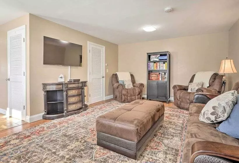 Tranquil Swansea Retreat W/ Fire Pit & Grill!