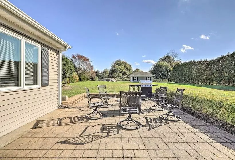 Tranquil Swansea Retreat W/ Fire Pit & Grill!